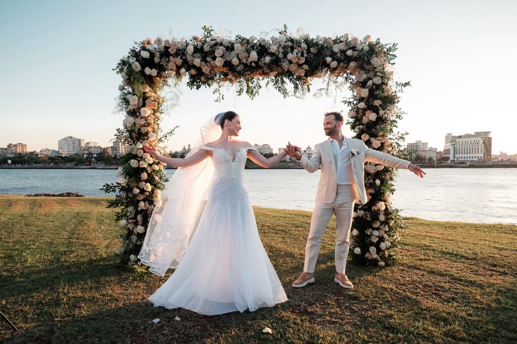 Novios bailan frente al gazebo nupcial con vista a La Habana