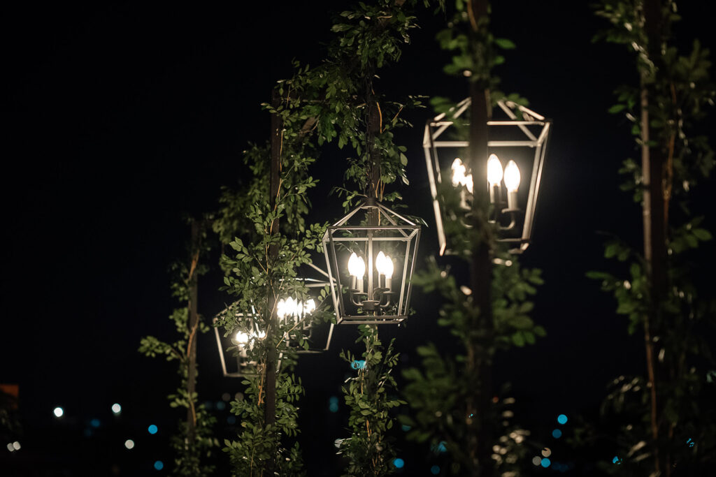 Detalle de farolas y montaje de luces cálidas durante la cena nupcial en Cuba