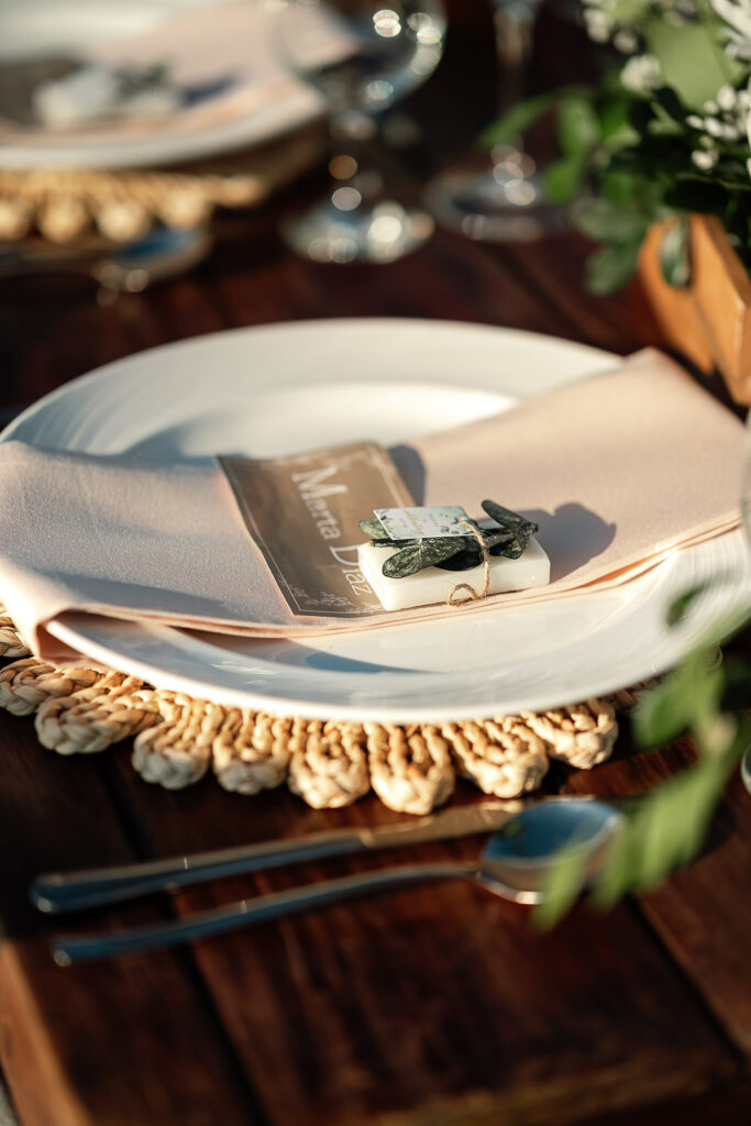 Papelería personalizada con los nombres de los novios sobre la vajilla de los invitados