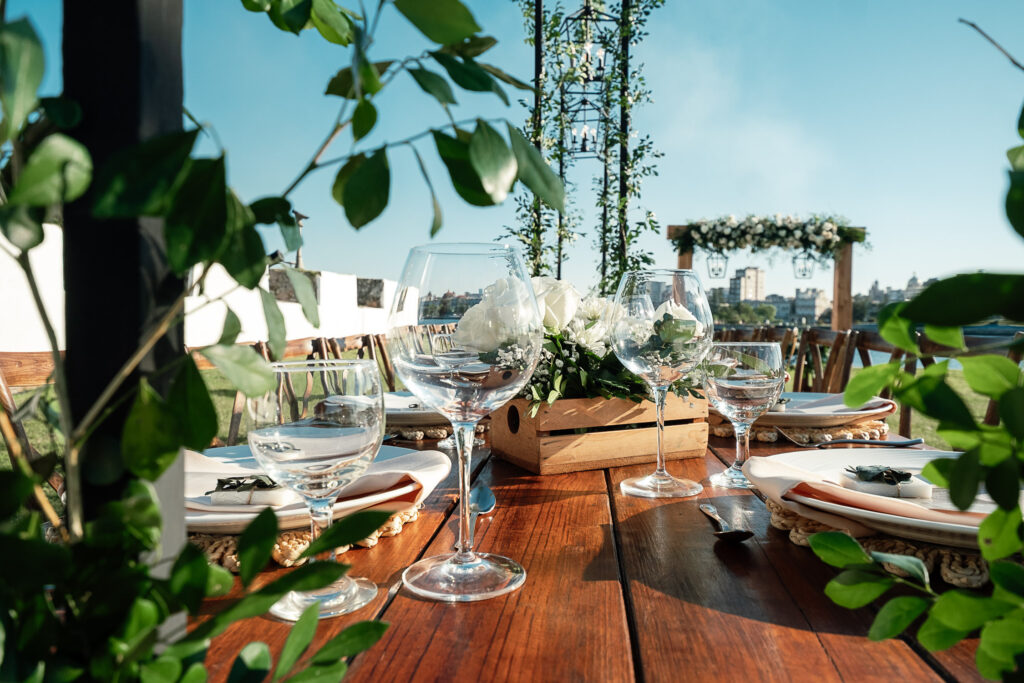 Decoración de mesa con flores blancas y vista a La Habana durante boda en Cuba