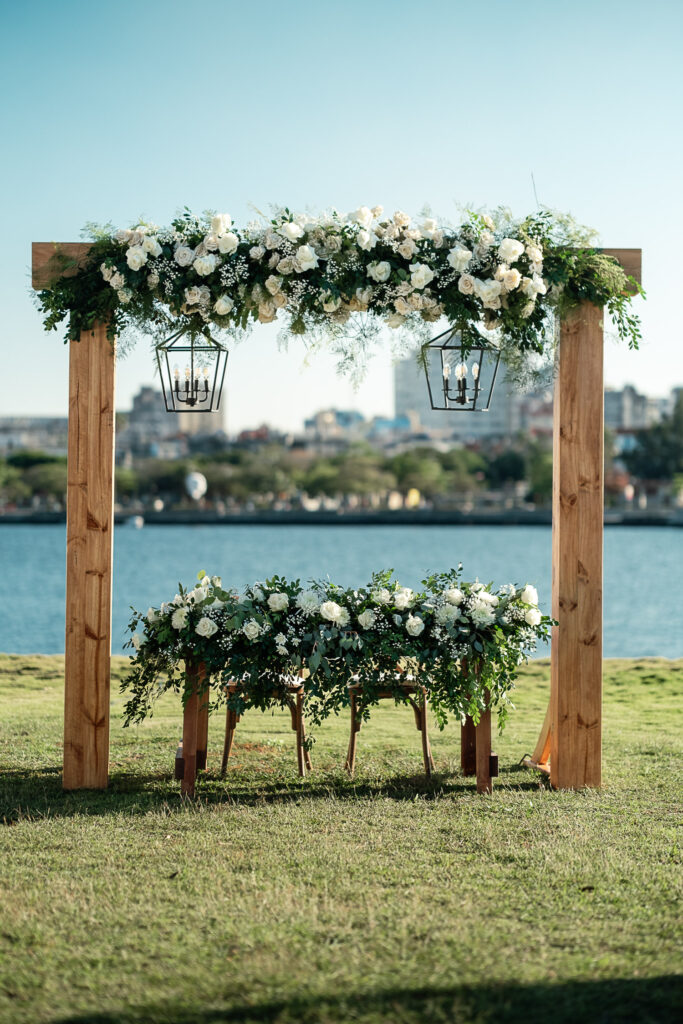 Gazebo con flores blancas y sillas montado para boda en Cuba