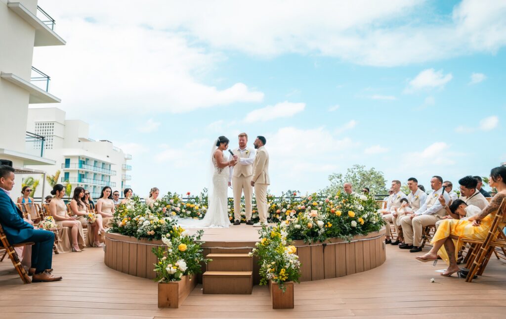 Wide view of the guests gathered around the ceremony in Varadero