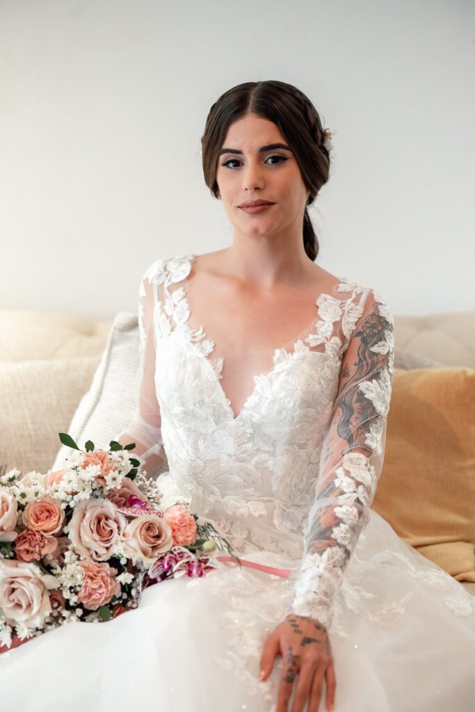Bride in a lace dress with a rose bouquet in Havana