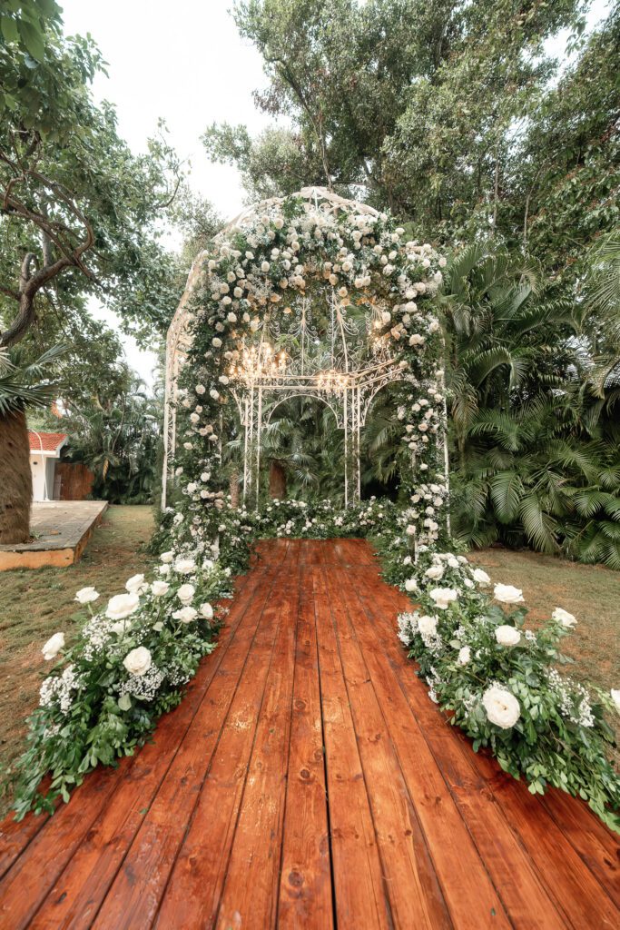 Ceremony decoration in Havana with dome and white flowers