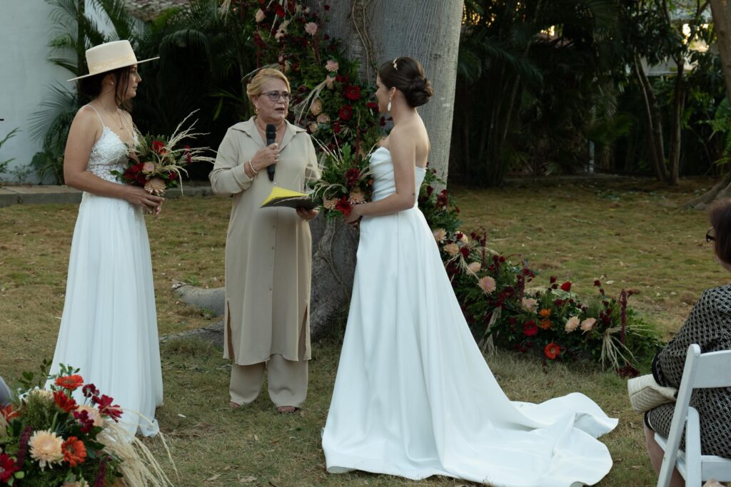A mãe de uma das noivas conduz a cerimônia simbólica durante um casamento gay em Cuba. Coordenação e local: Aire de Fiesta Cuba.