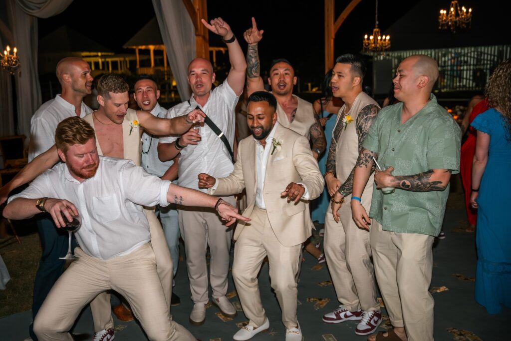 El novio y su corte de amigos disfrutan de un momento divertido en la fiesta
