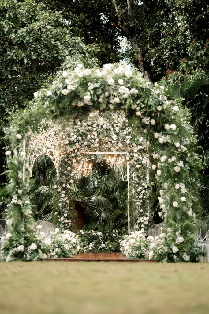 Dome decorated with white flowers and foliage for a wedding in Cuba under the most beautiful dome