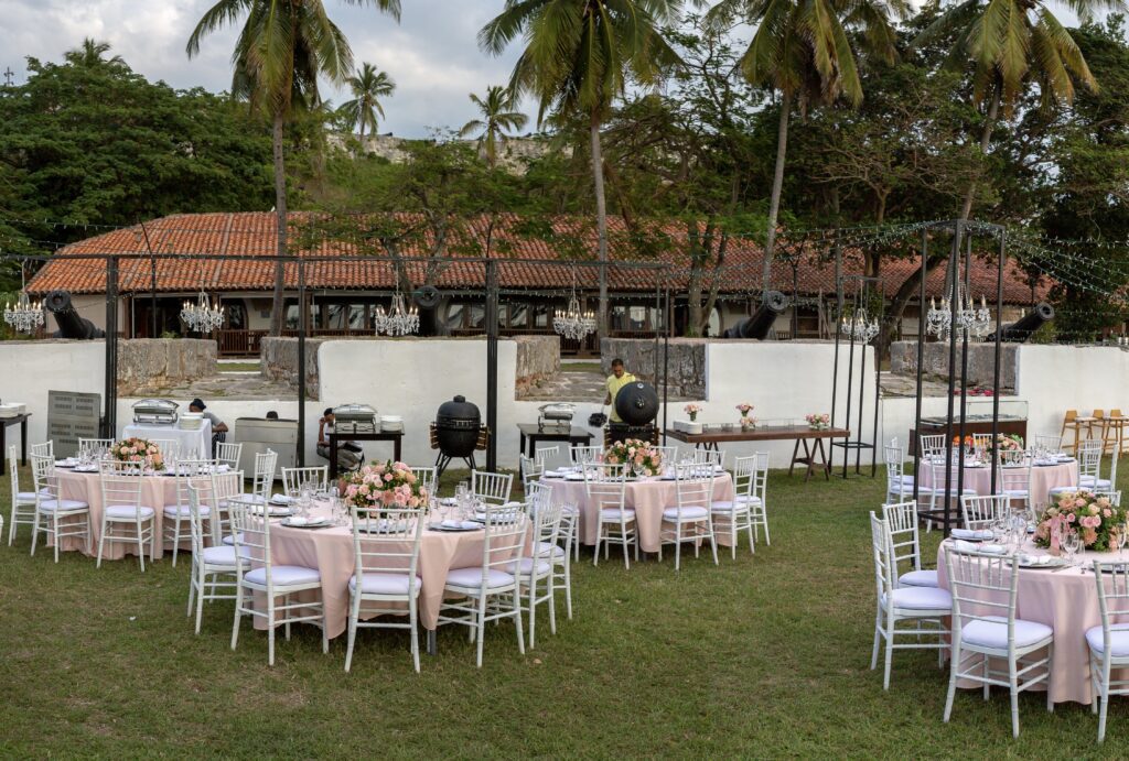 Montaje exterior en jardín para fiesta de quince años en Cuba, con mesas vestidas en tonos pastel