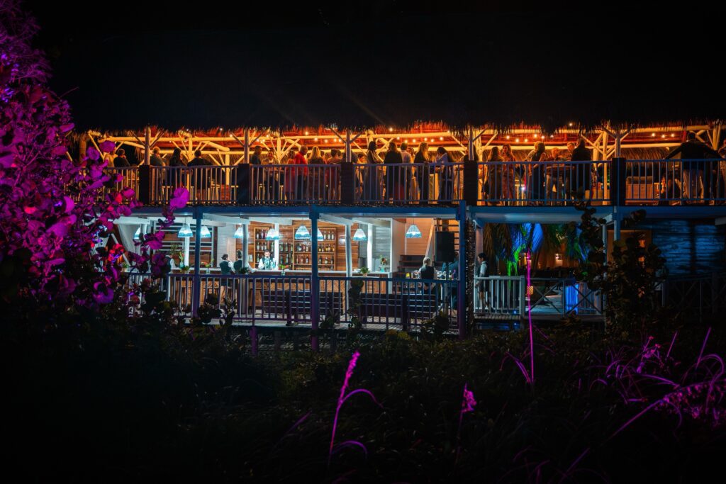 evento-empresarial-en-varadero-terraza-iluminada-noche