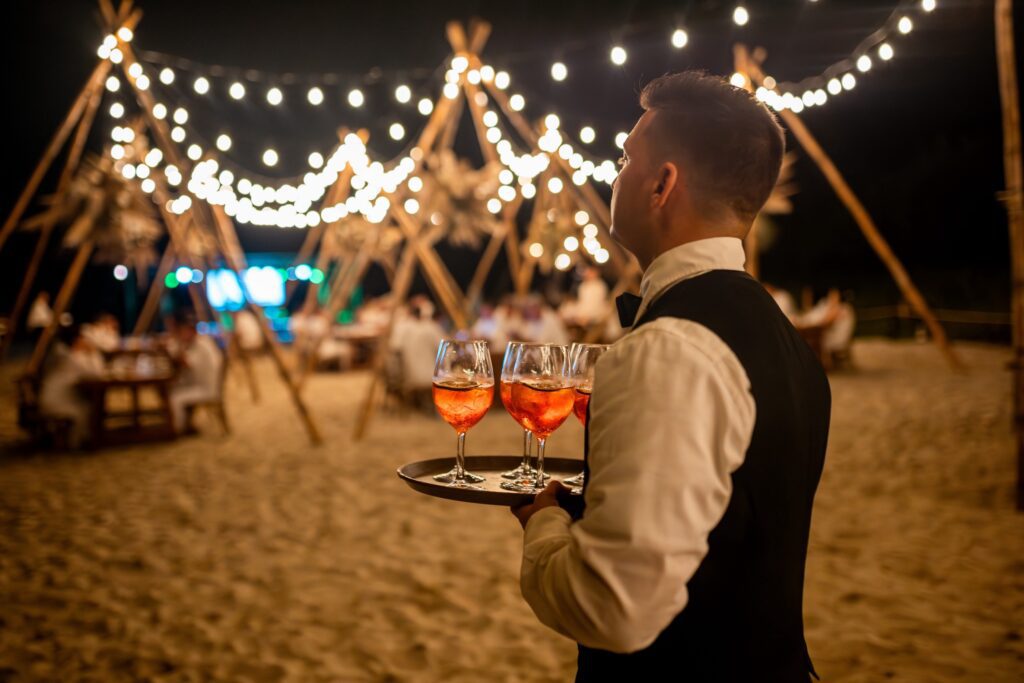 camarero-cocteles-playa-varadero-noche-evento