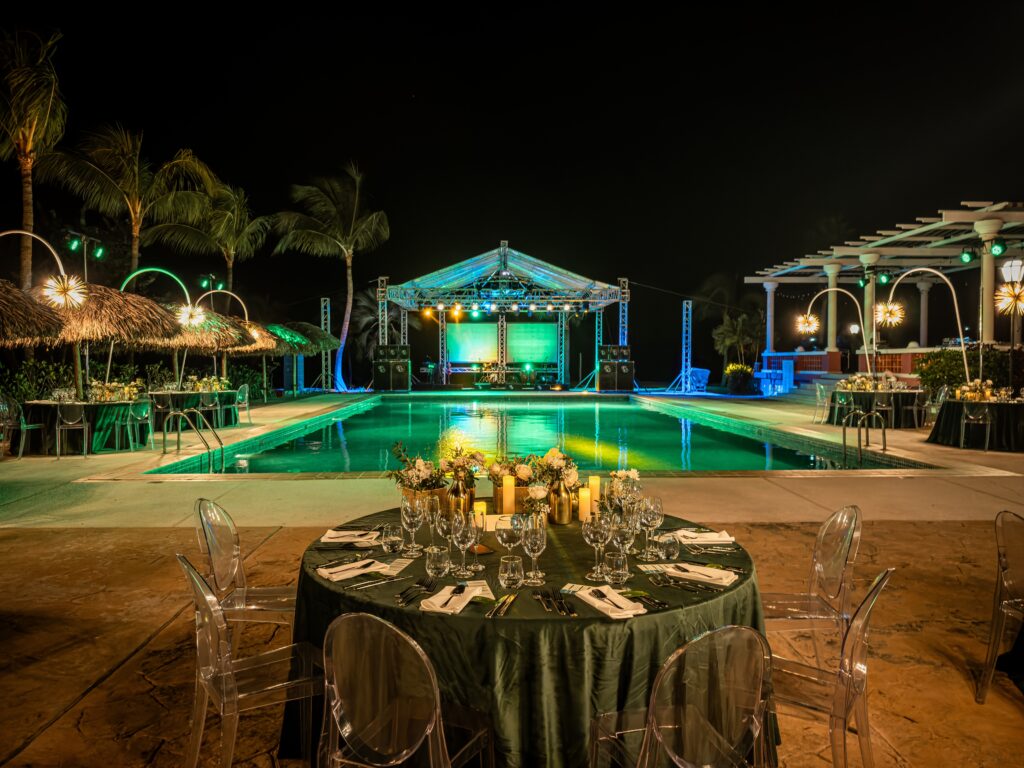 montaje-elegante-cena-piscina-varadero-nocturno