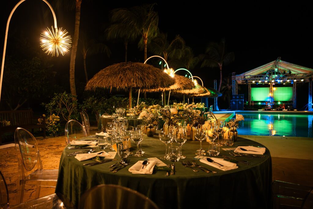 mesa-gala-piscina-varadero-decoracion-nocturna