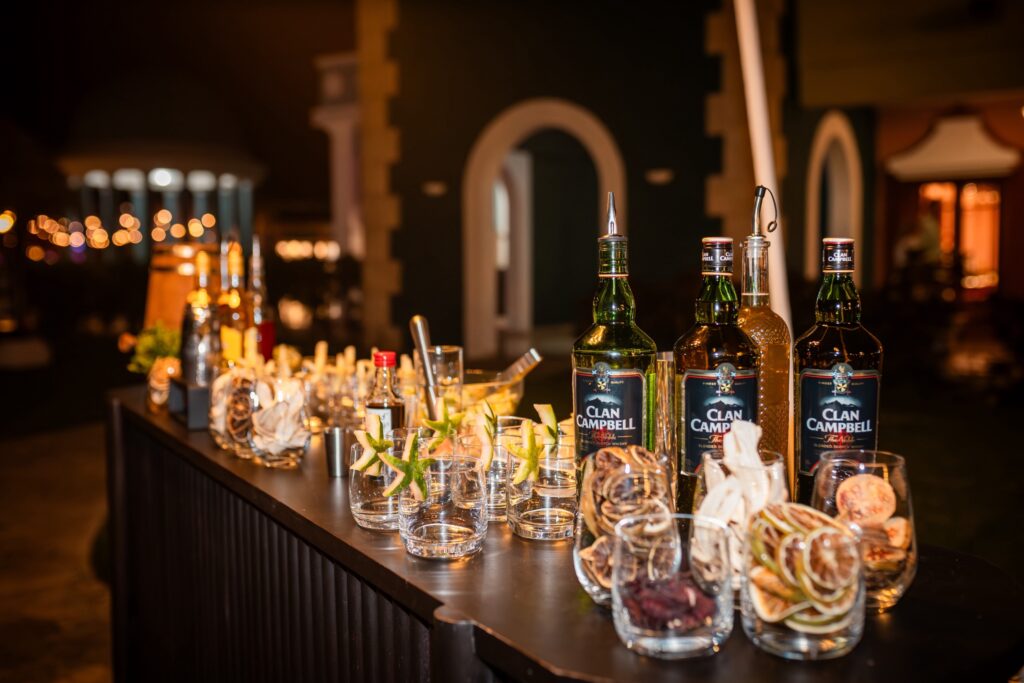 barra-whisky-varadero-bebidas-cocteles-nocturno
