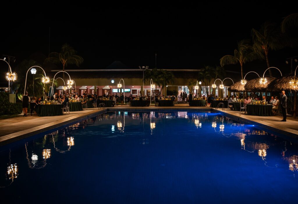 cena-gala-piscina-varadero-nocturna-iluminacion
