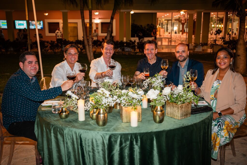 evento-empresarial-en-varadero-brindis-cena-invitados