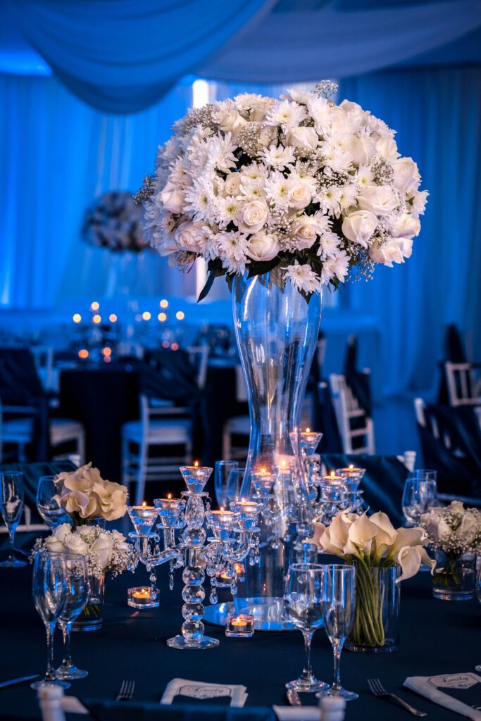 decoración elegante con flores blancas para fiesta de quinceañera en La Habana