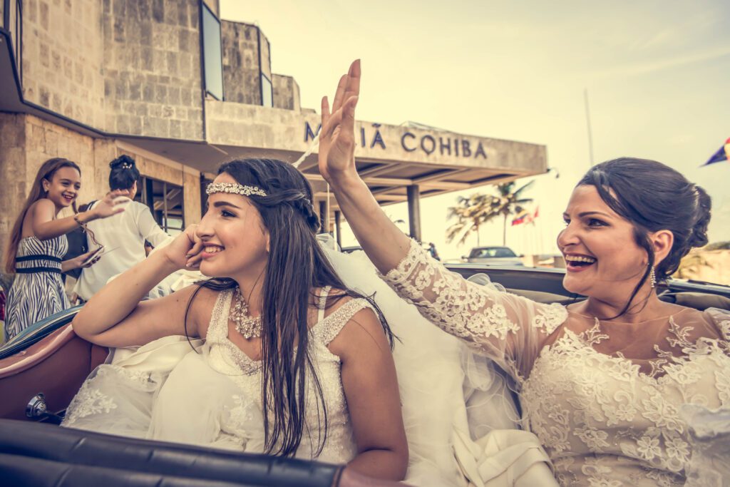 Quinceañera llegando con su mamá en auto clásico al Hotel Meliá Cohíba para su fiesta