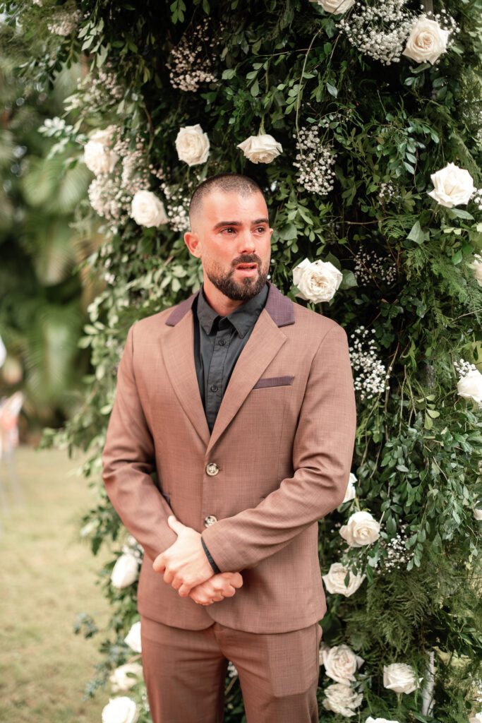 Gabriela’s brother waits for her, emotional, before walking with her in the wedding ceremony in Cuba under the most beautiful dome