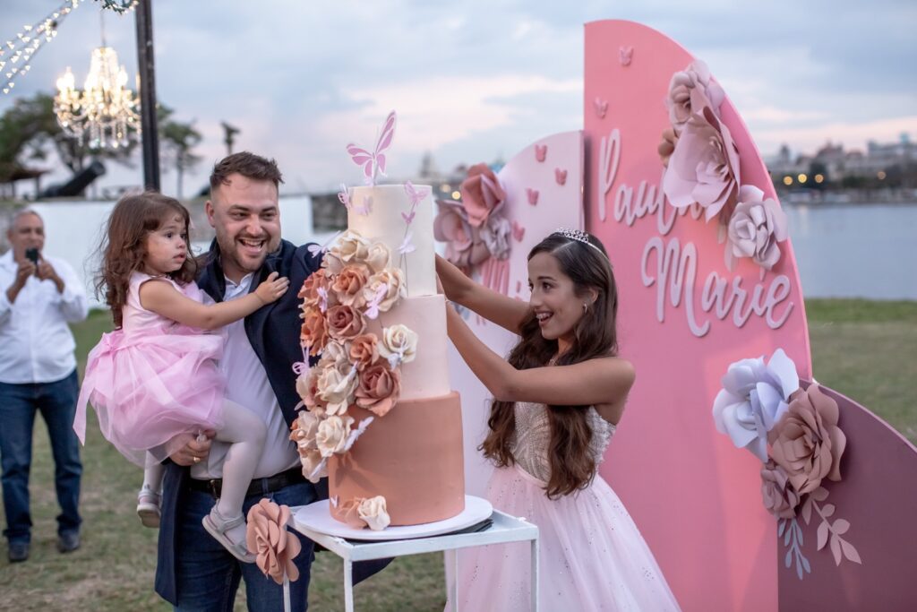 Quinceañera cortando el cake durante su fiesta de quince años en Cuba
