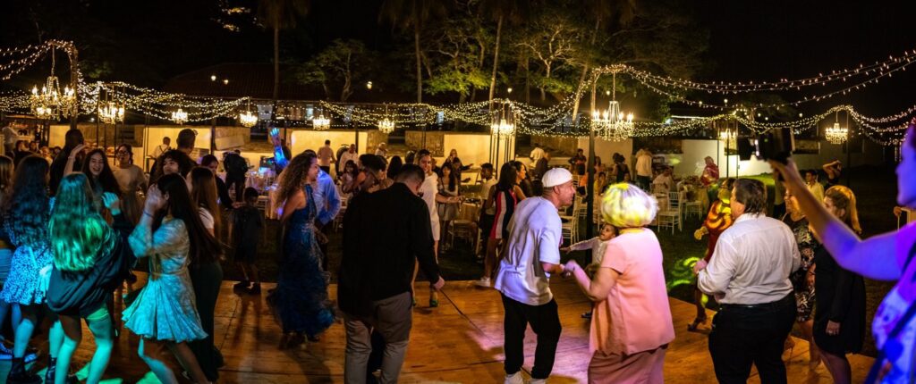 Vista panorámica del jardín al final de la celebración de una quinceañera en La Divina Pastora