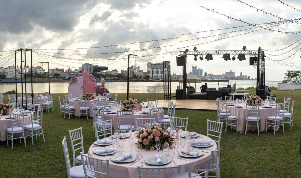 Vista del montaje exterior para fiesta de quince años en Cuba en La Divina Pastora