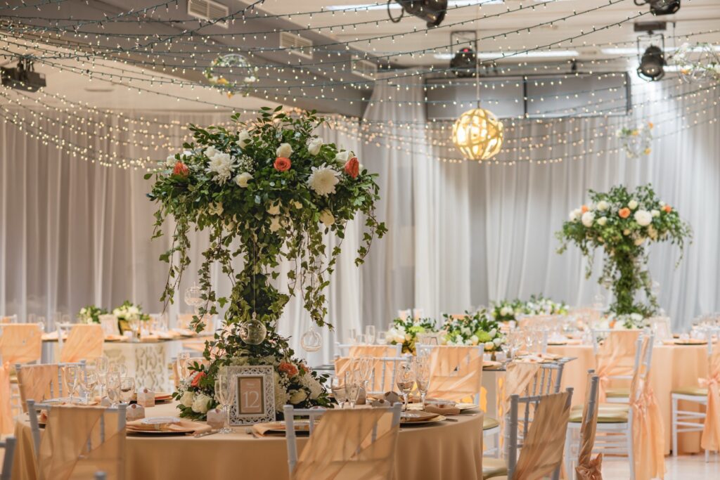 Decoración con follaje y flores para fiesta de quince años en Cuba