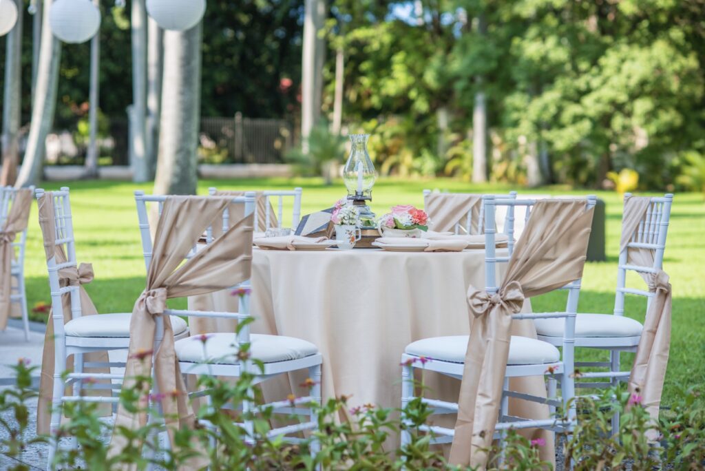 Mesa al aire libre decorada en tonos champán para una fiesta de quinceañera