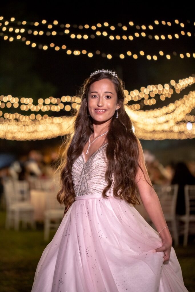 Iluminación colgante encendida en jardín durante la celebración de una quinceañera en La Divina Pastora