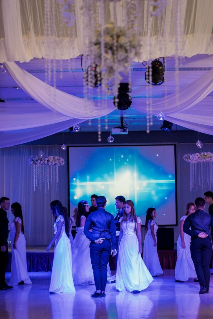 momento clásico de la fiesta de quinceañera en La Habana con vals y protocolo tradicional
