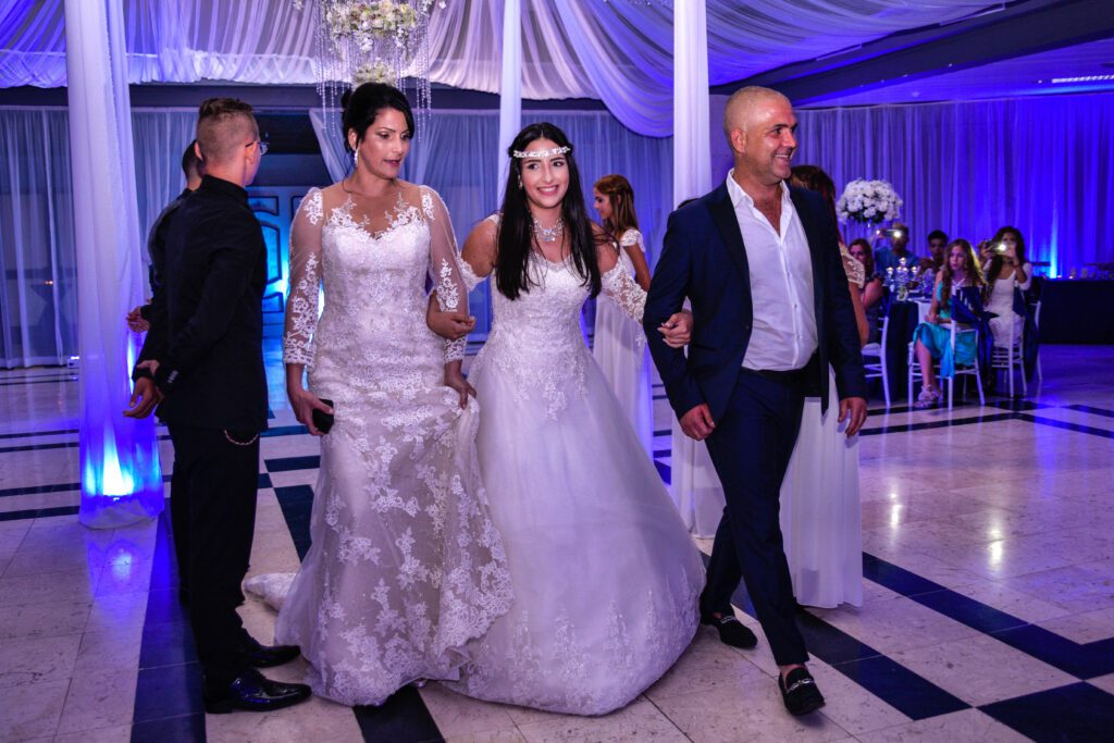 quinceañera entrando al salón del Meliá Cohíba con sus padres durante su fiesta