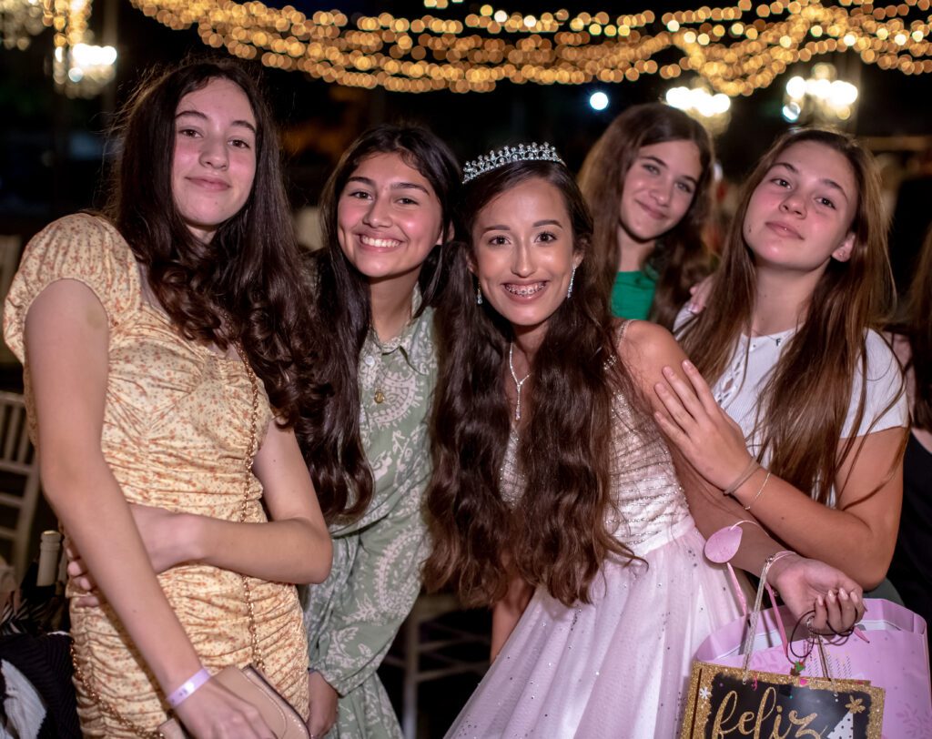 Quinceañera junto a sus amigas recibiendo regalos en el jardín de La Divina Pastora