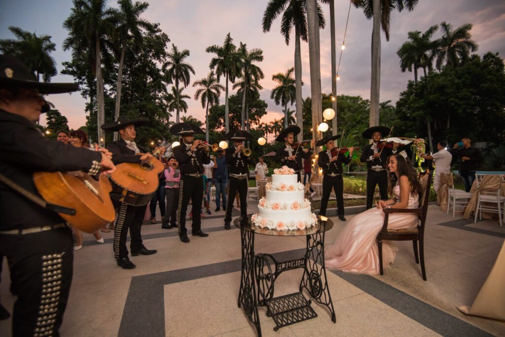 Mariachi sorprende a quinceañera durante una fiesta de quince en Cuba.