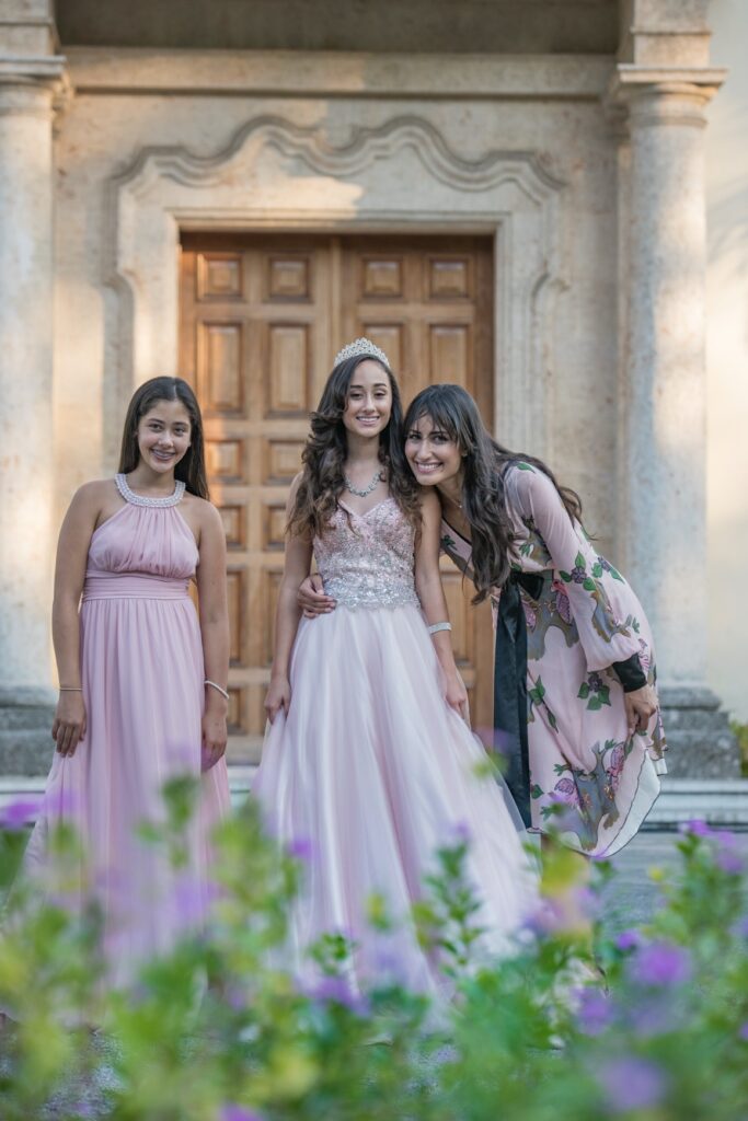Photocall vintage con pórtico de madera decorado con flores en tonos suaves en un jardín