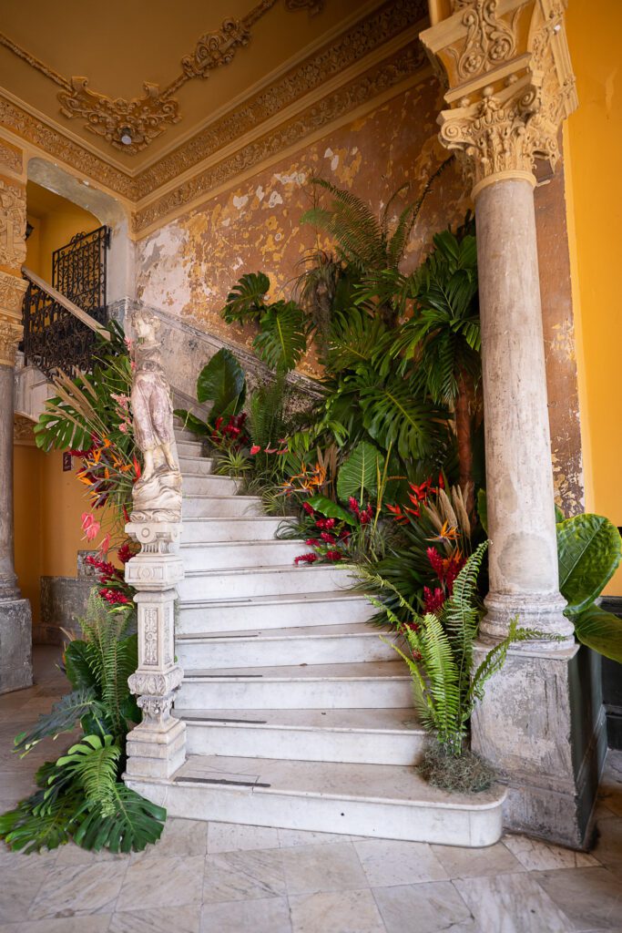 Tropical setup adapted to your wedding budget in Cuba, on the staircase of La Guarida during the cocktail of a wedding in Havana