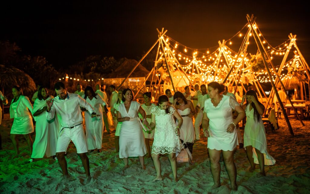 evento-empresarial-en-varadero-baile-grupal-playa