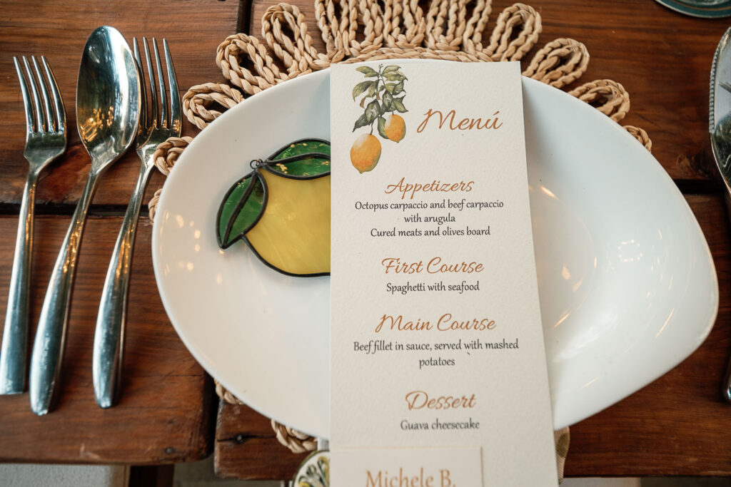 wedding-menu-with-lemon-detail-on-plate-and-wedding-decoration-in-cuba